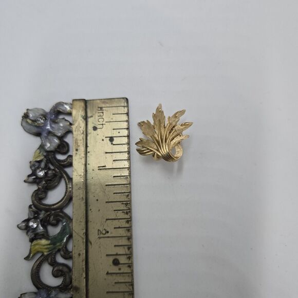 Vintage Crown Trifari Leaf Clip-On Earrings Brushed Gold Tone Excellent Conditio - Picture 2 of 5